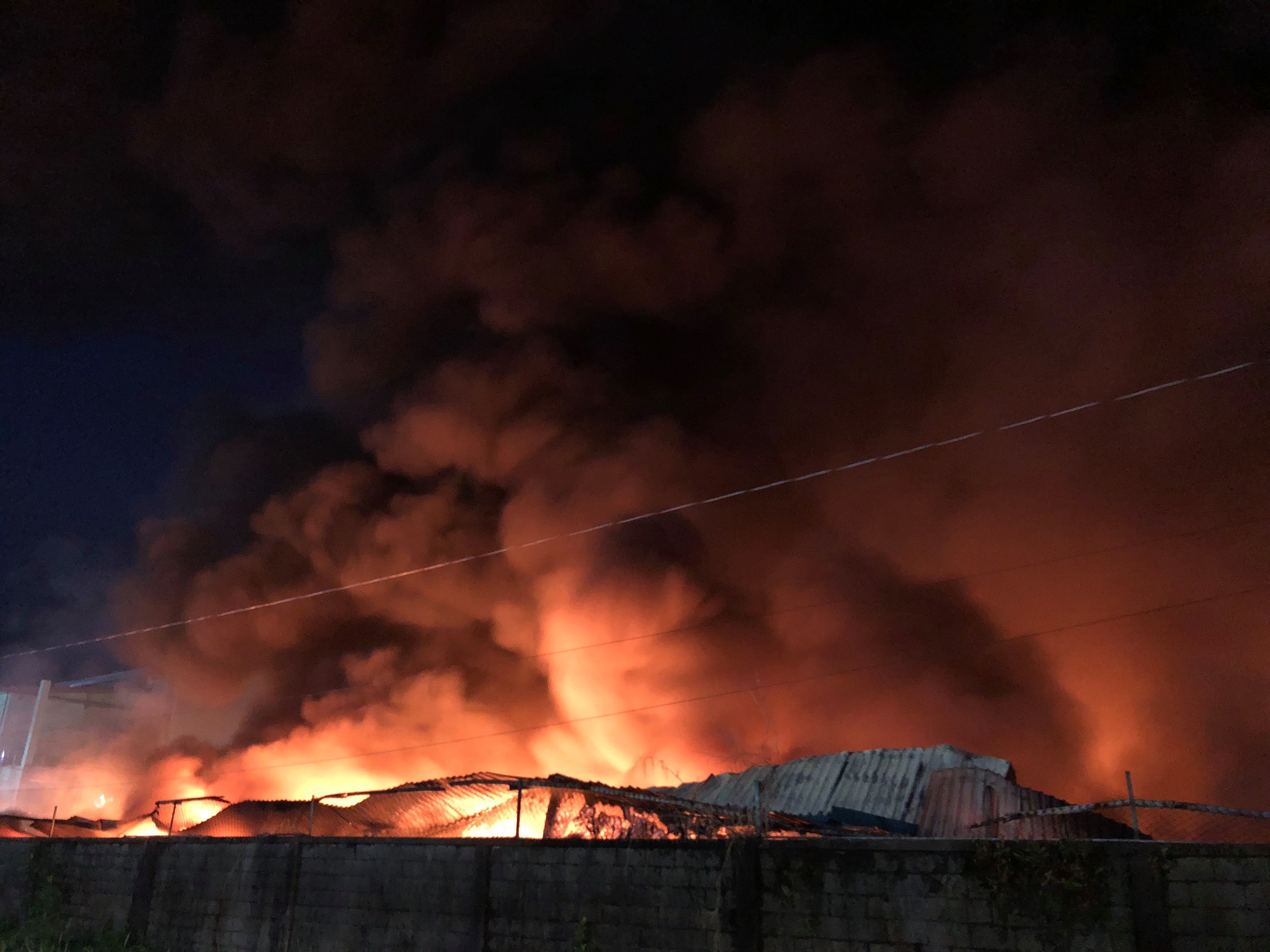 Hiện trường cháy kinh hoàng ở Sài Gòn, 200 cảnh sát PCCC chiến đấu với lửa